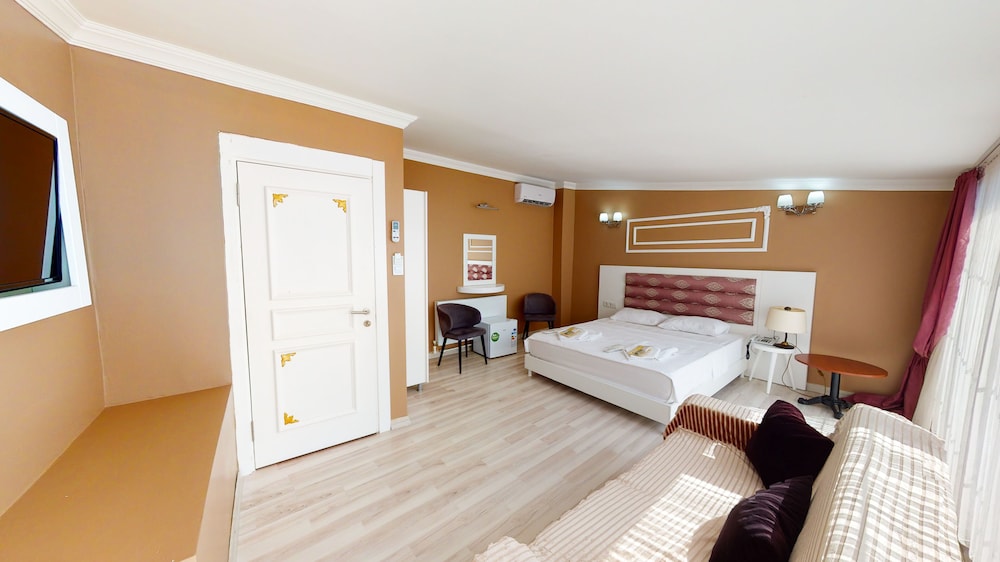 The Wolf Hotel 7