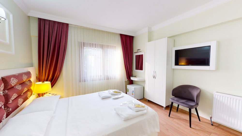 The Wolf Hotel 18