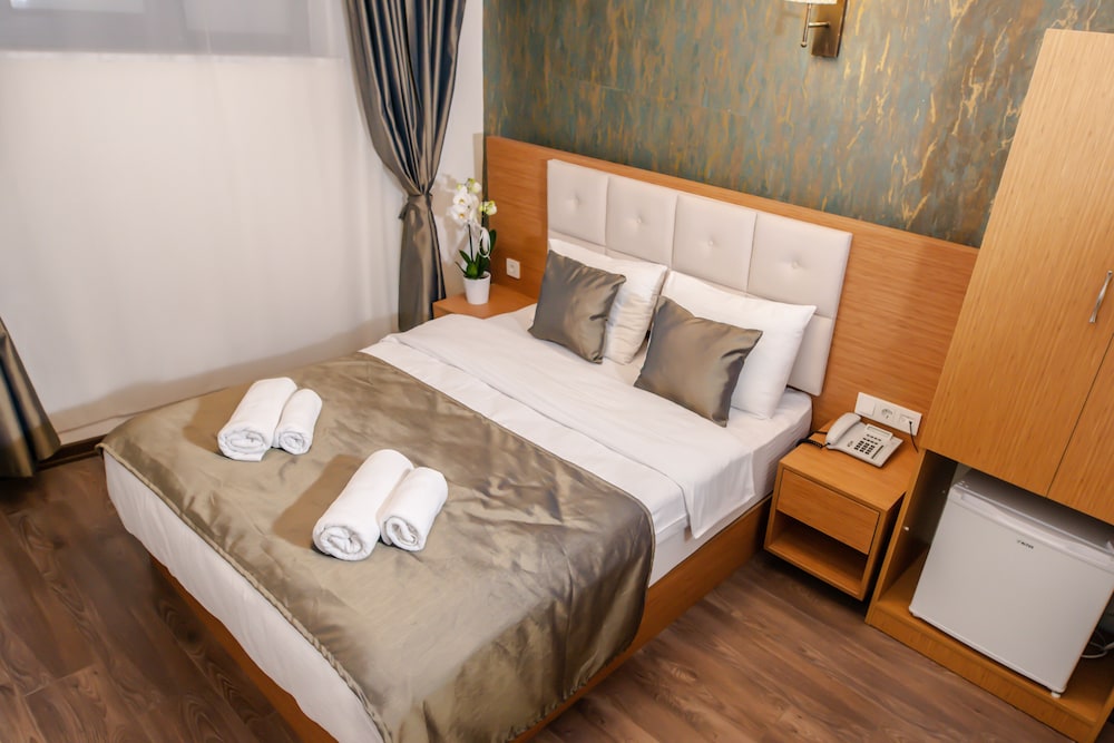 The Camelot Hotel 15