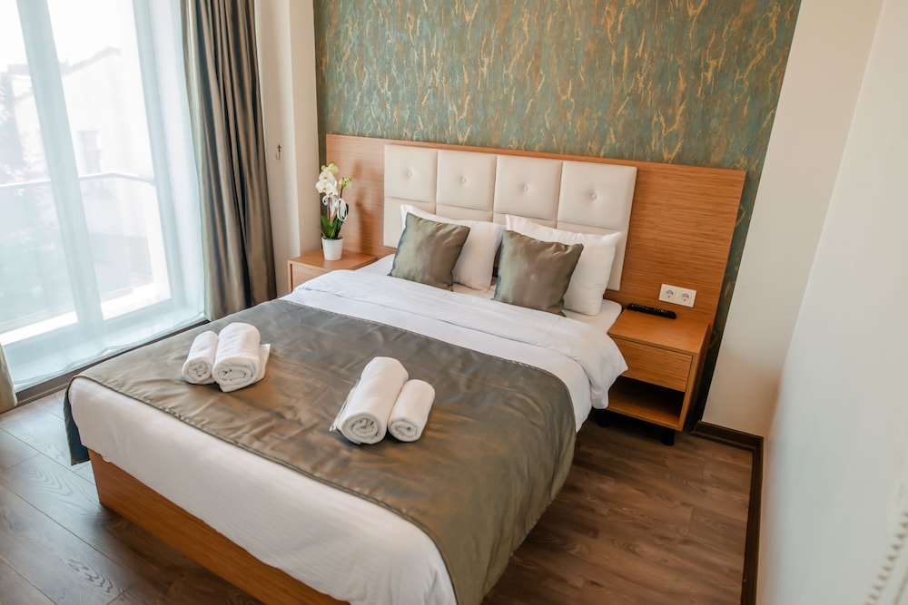 The Camelot Hotel 9