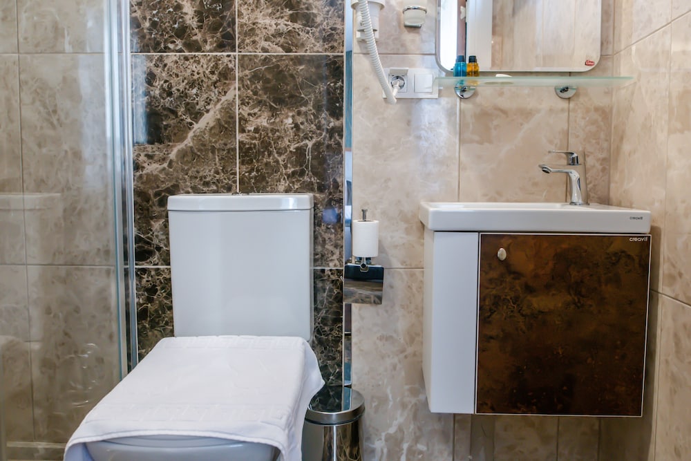 The Camelot Hotel 24