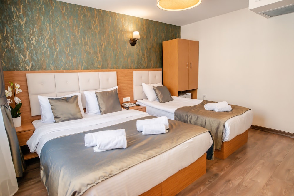 The Camelot Hotel 11