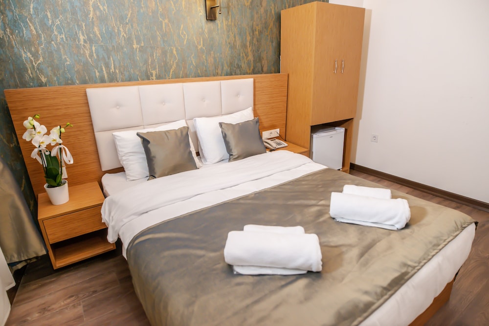 The Camelot Hotel 18