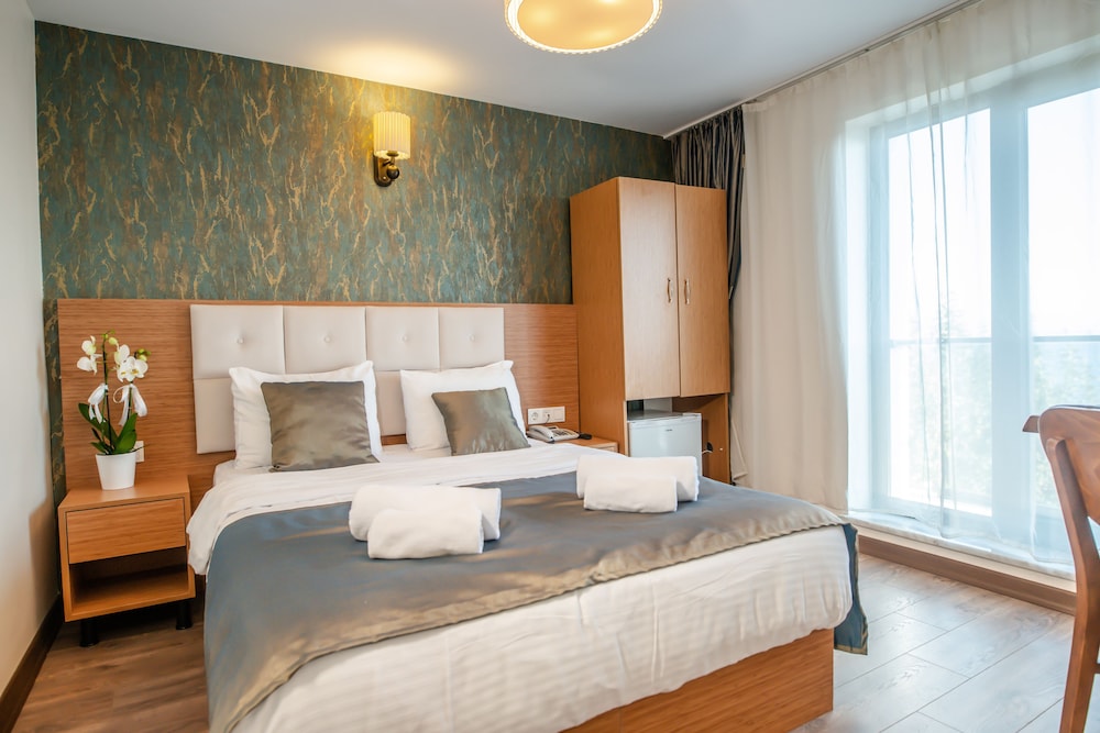 The Camelot Hotel 8