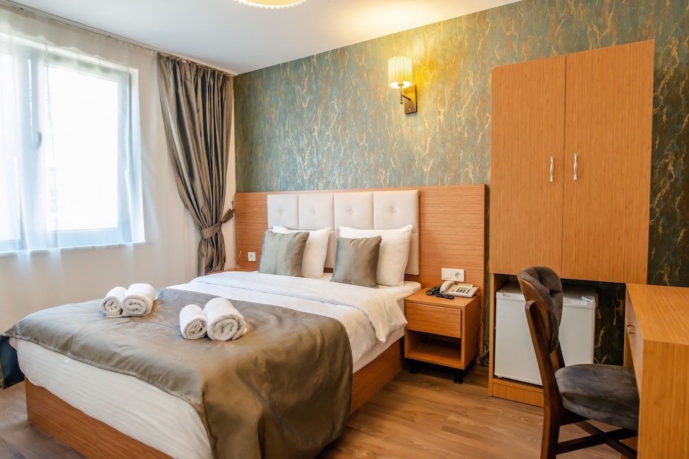 The Camelot Hotel 6