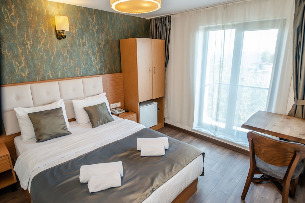 The Camelot Hotel 4