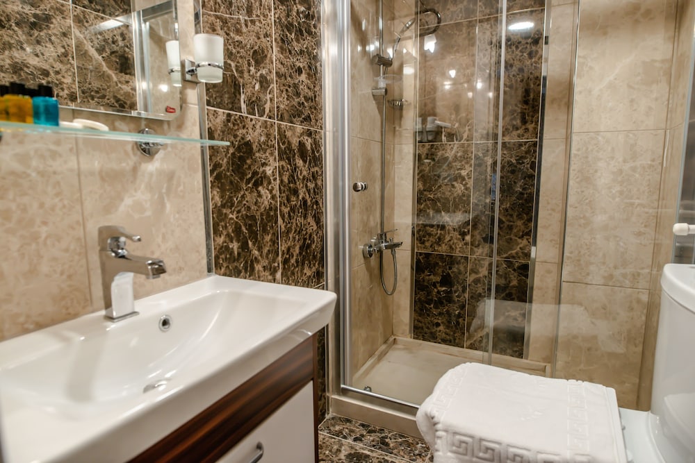 The Camelot Hotel 20
