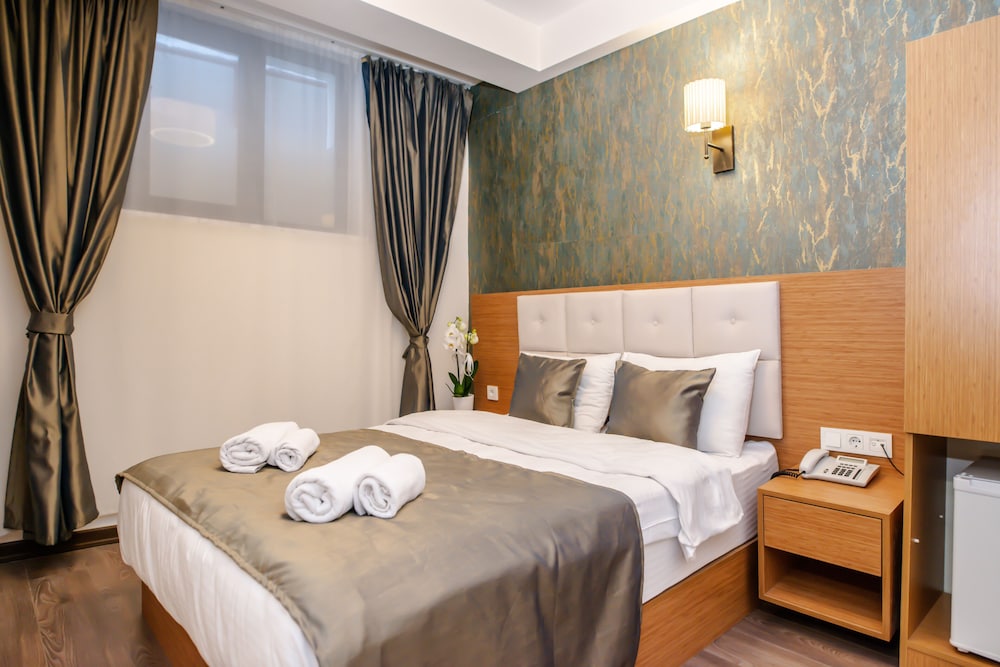 The Camelot Hotel 17