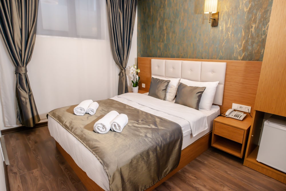 The Camelot Hotel 16