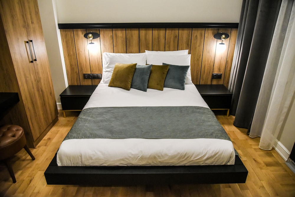 Luxir Hotel 8