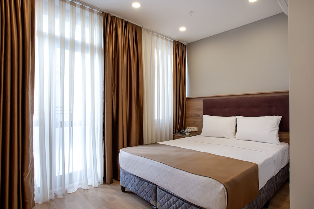 West Palace Hotel 18