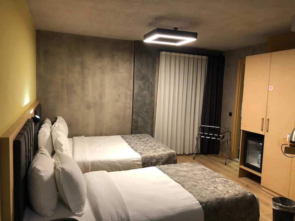 Redstone Hotel 13