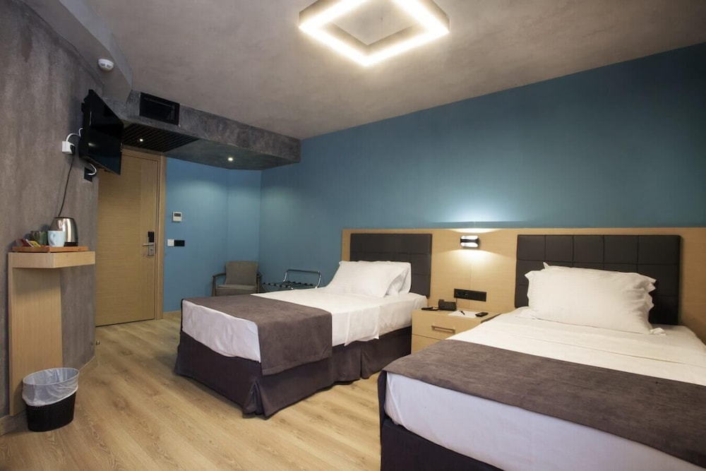 Redstone Hotel 3