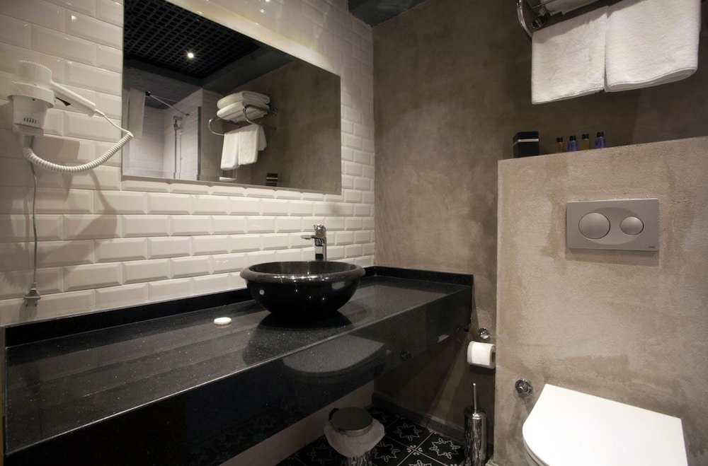 Redstone Hotel 24