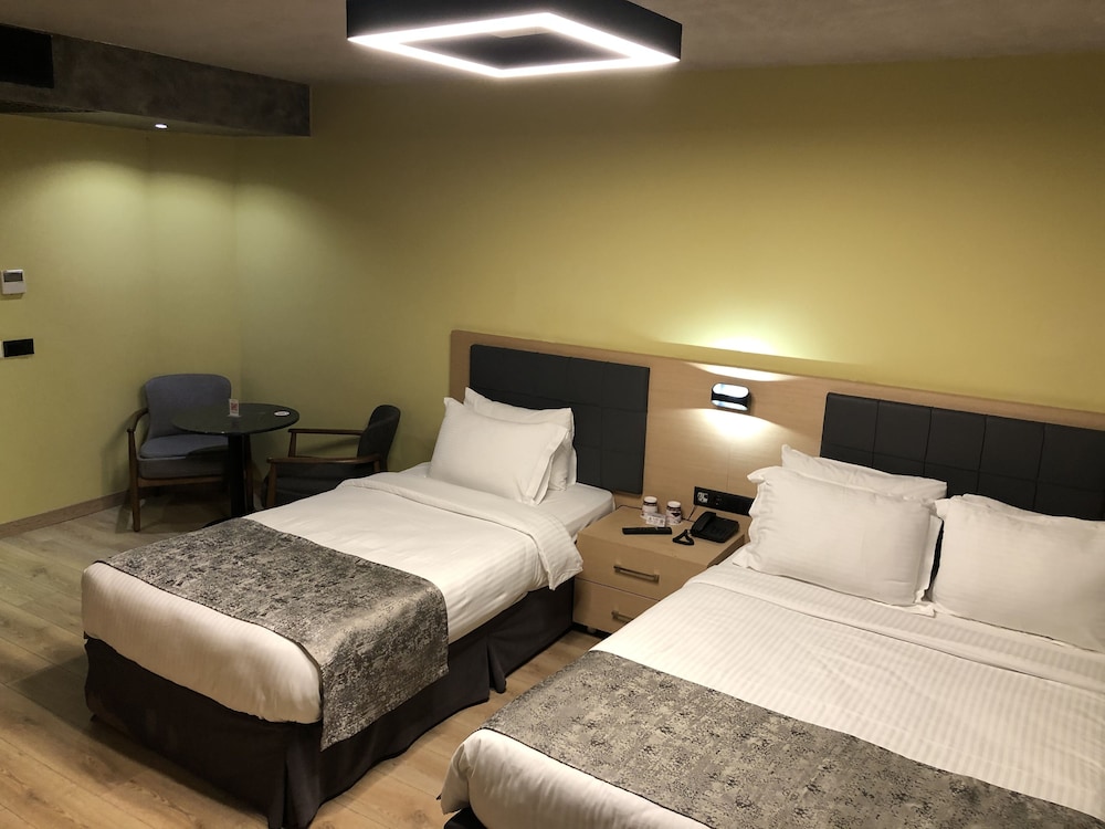 Redstone Hotel 9