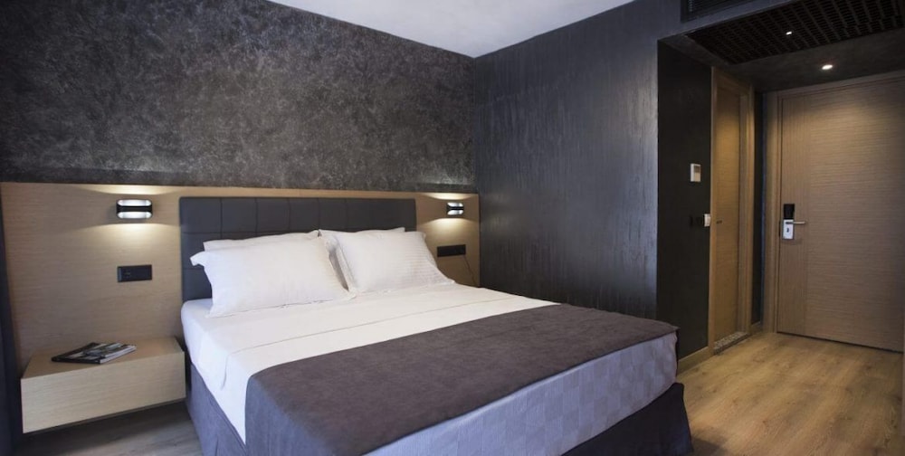 Redstone Hotel 7