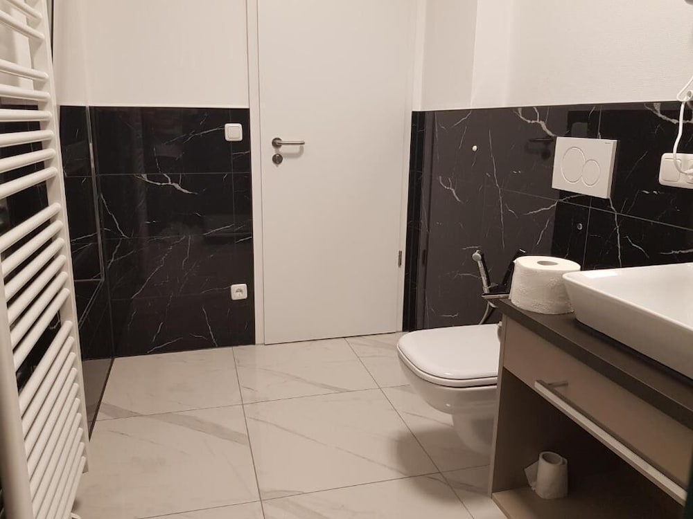 Hotel Emiliana am Bahnhof 6