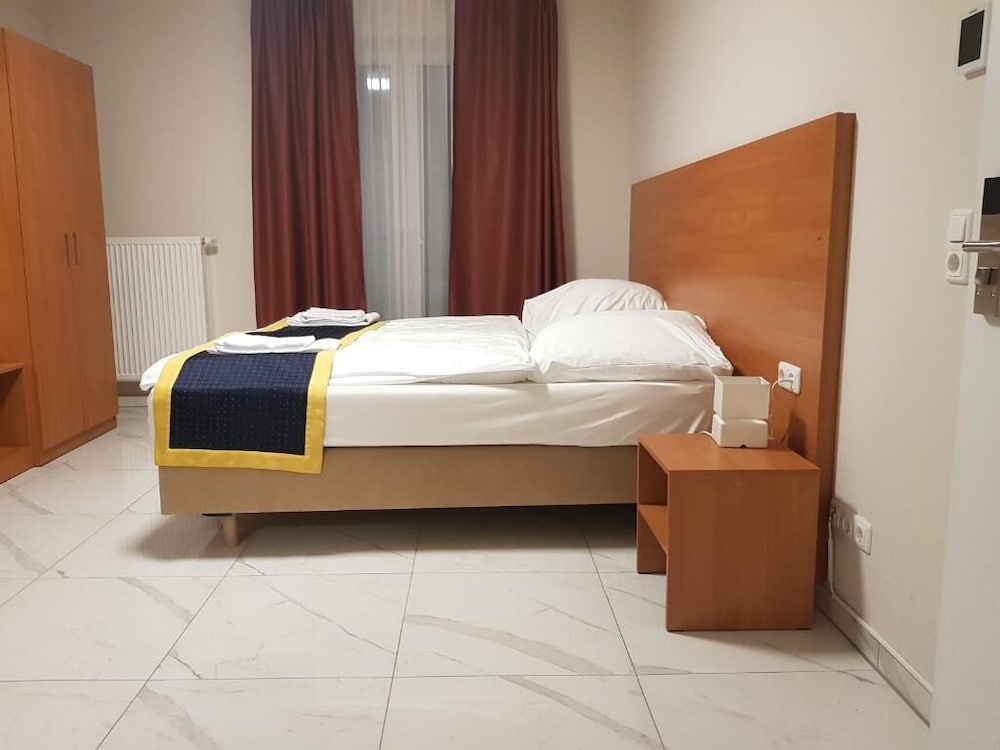 Hotel Emiliana am Bahnhof 1