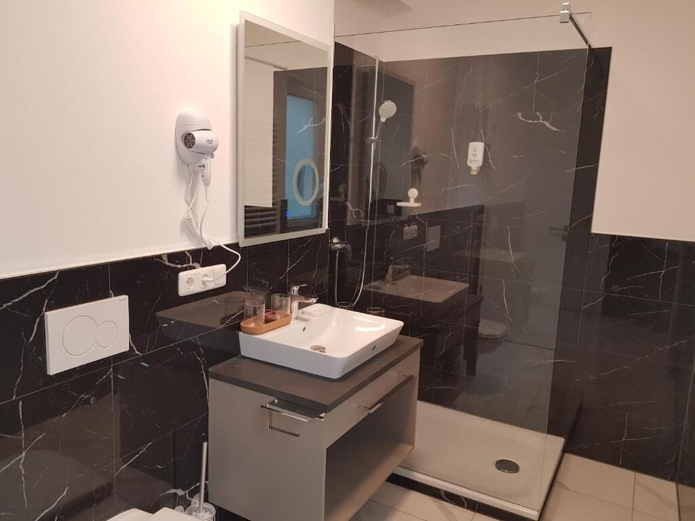 Hotel Emiliana am Bahnhof 7