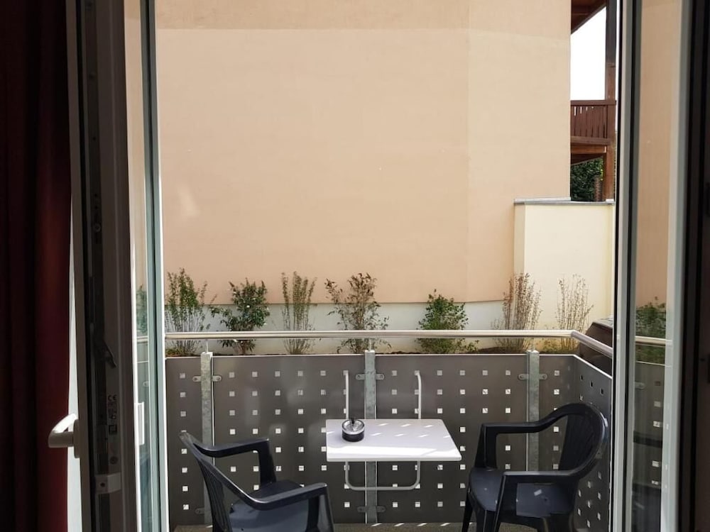 Hotel Emiliana am Bahnhof 9