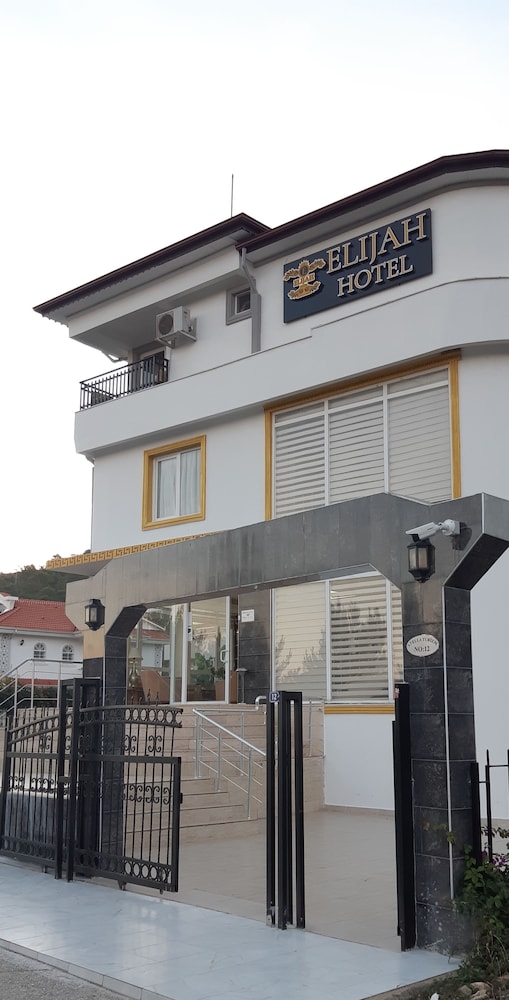 Elijah Hotel 24