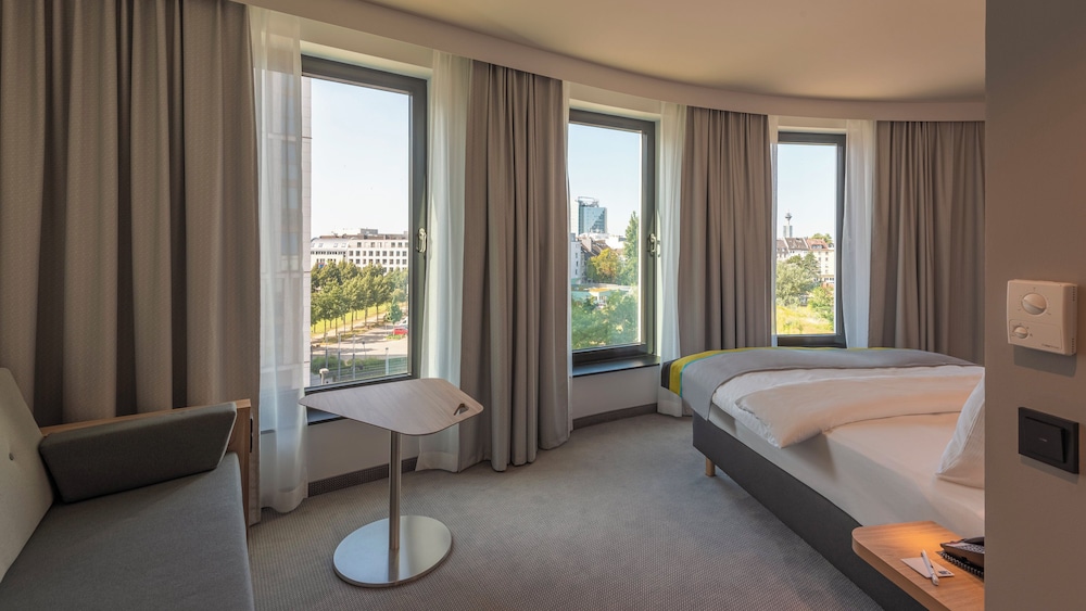 Holiday Inn Express Dusseldorf - Hauptbahnhof 9