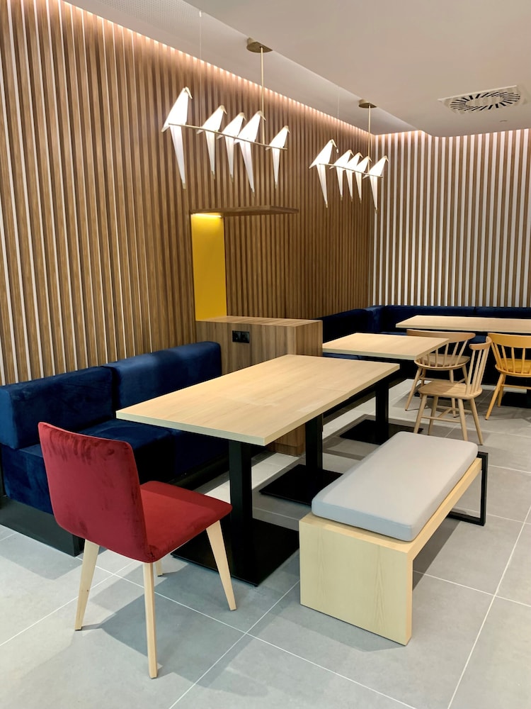 Hampton by Hilton Barcelona Fira Gran Via 24