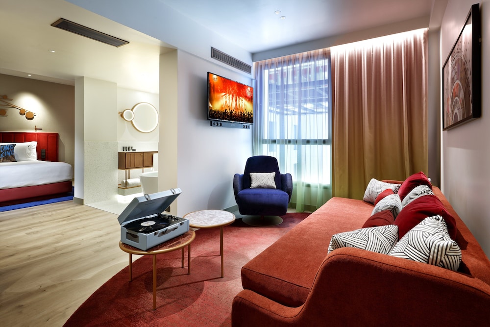 Hard Rock Hotel Madrid 22