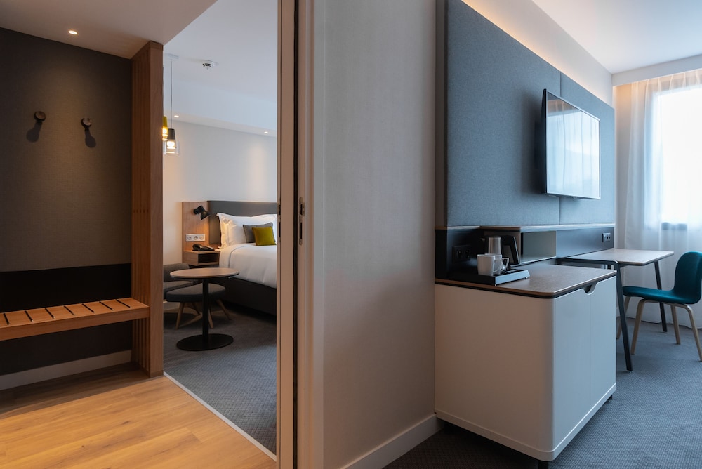 Holiday Inn Paris CDG Airport 11