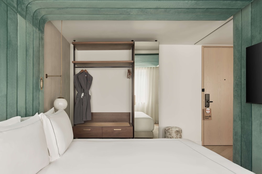 Canopy by Hilton London City 9