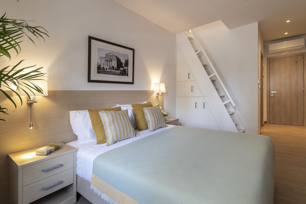 Gallery Suites & Residences Piraeus 11