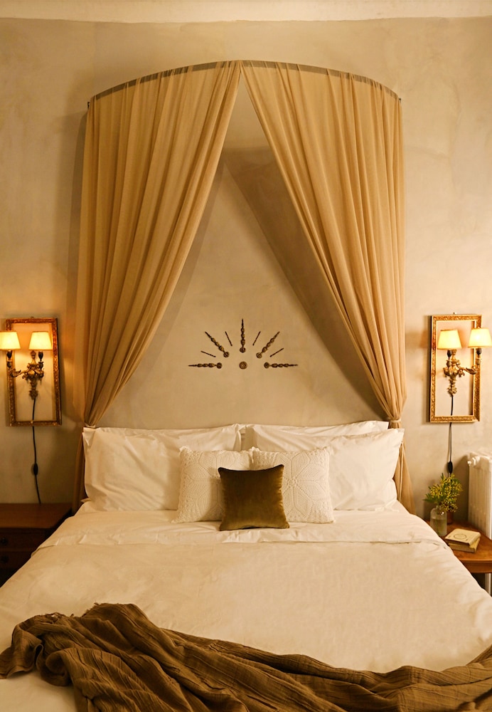 Shila Athens 11