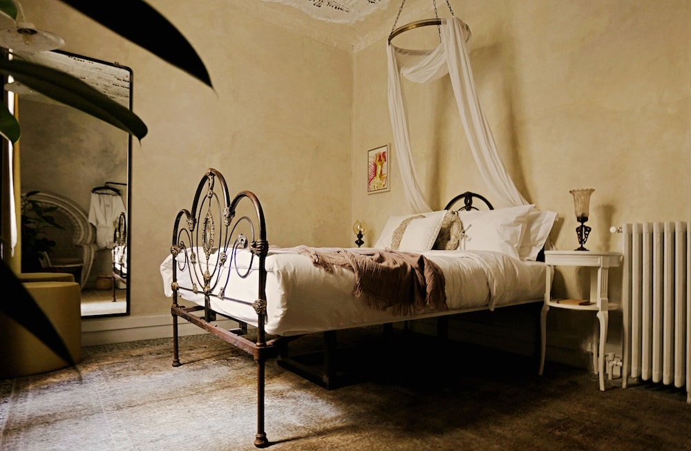 Shila Athens 6
