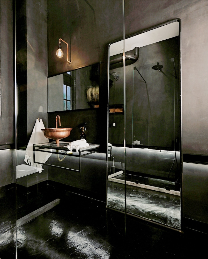 Shila Athens 24