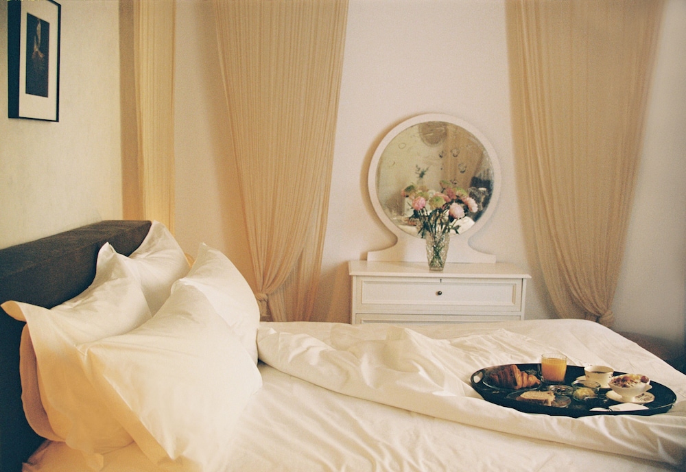 Shila Athens 4