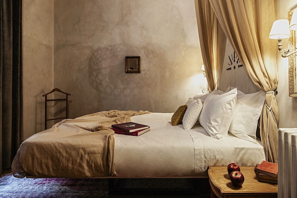 Shila Athens 10