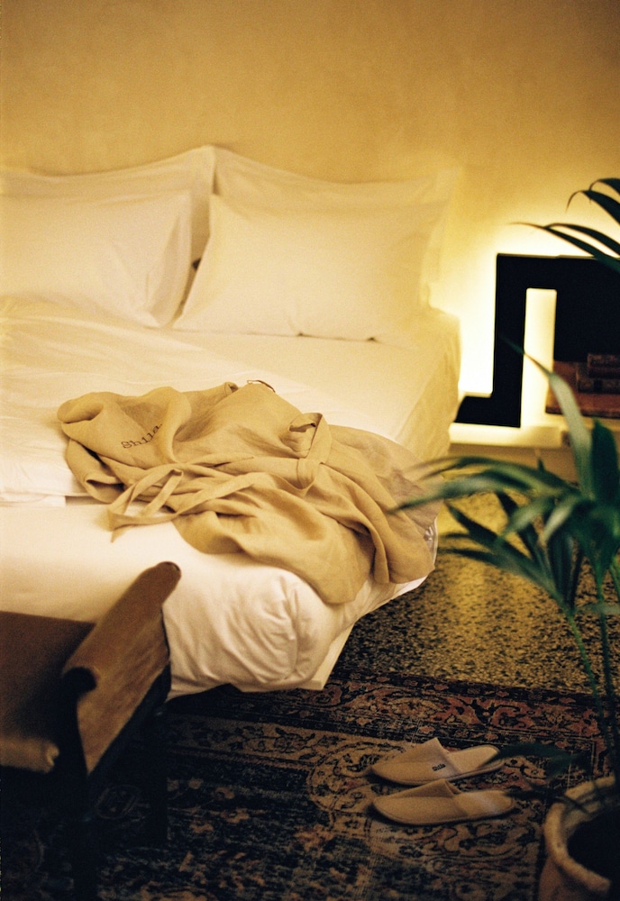 Shila Athens 16
