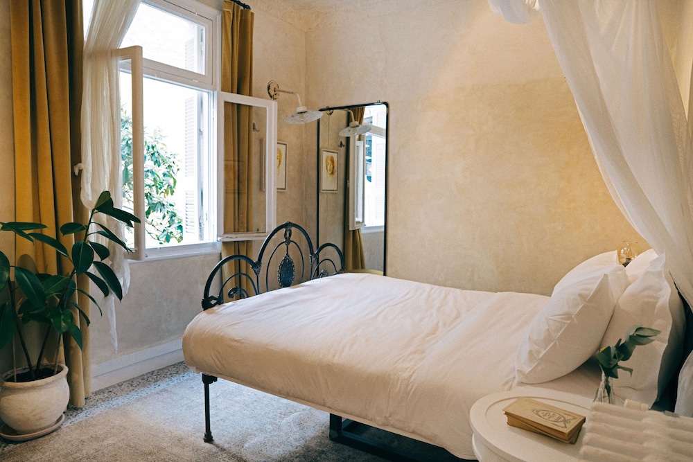 Shila Athens 18