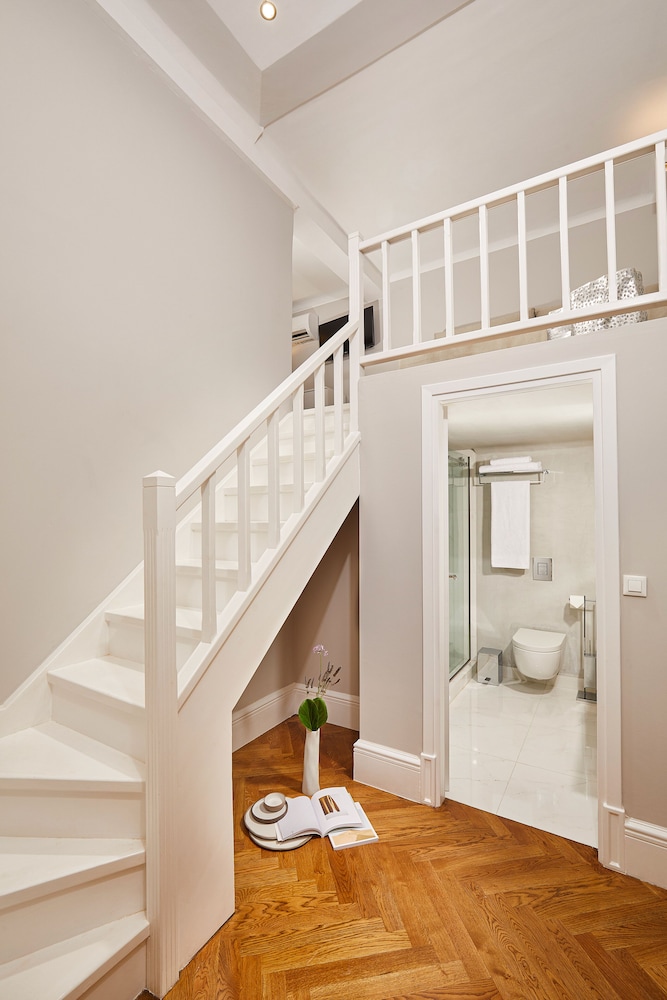 Mira Me Athens Boutique Hotel 18