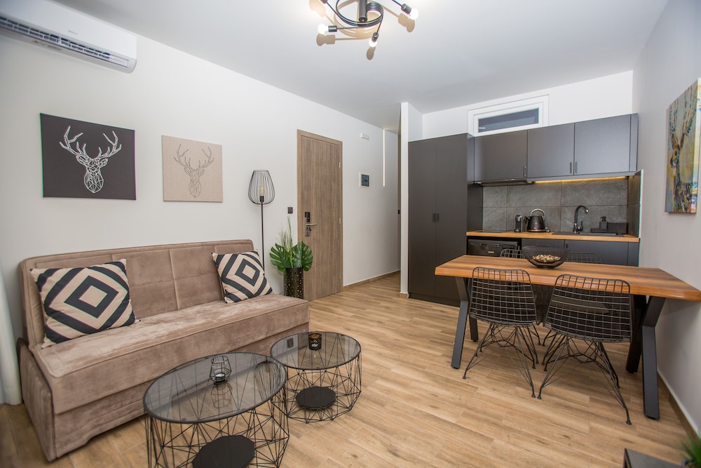 Raise Acropolis View Suites 11