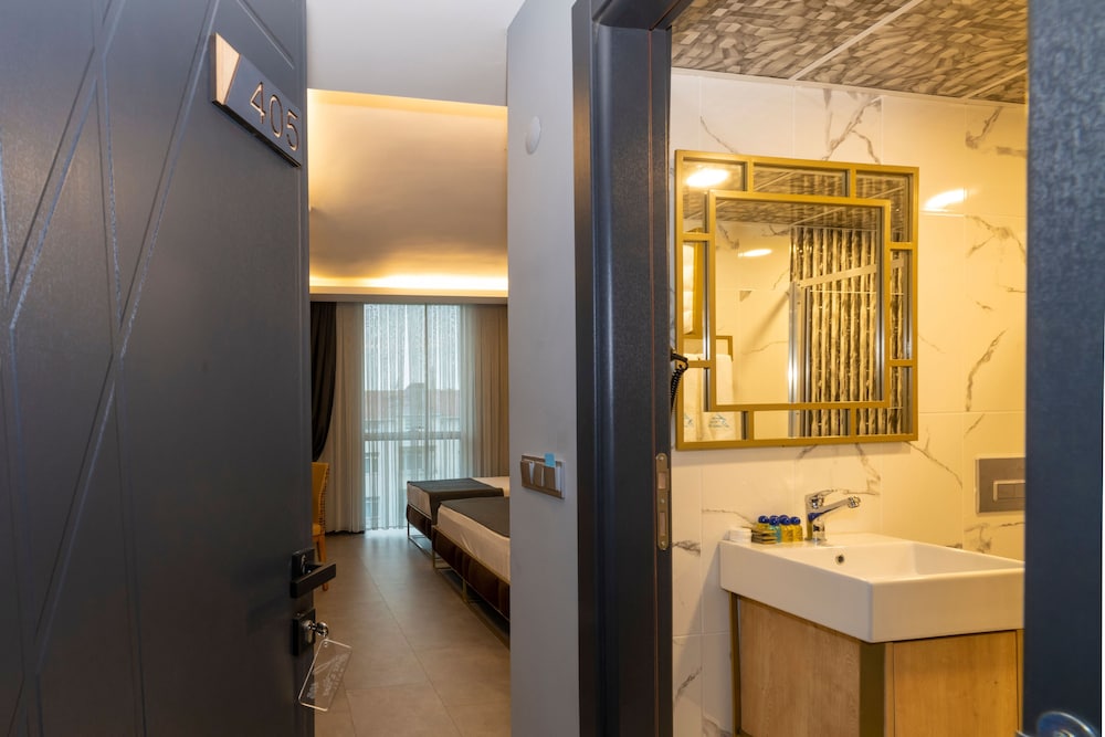 Fly And Stay Airport Hotel 21