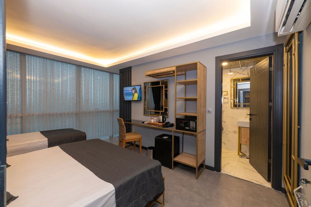 Fly And Stay Airport Hotel 14