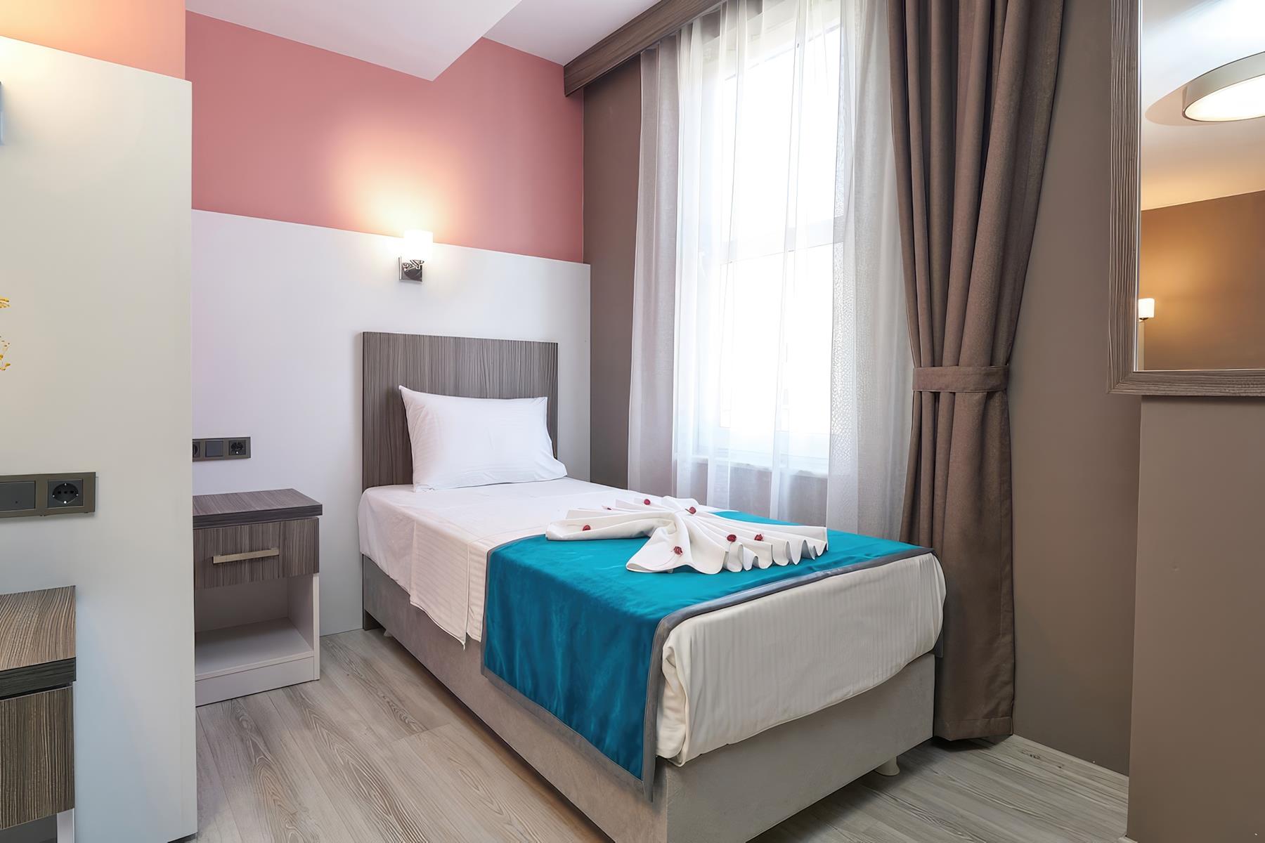 Renzo Hotel 9