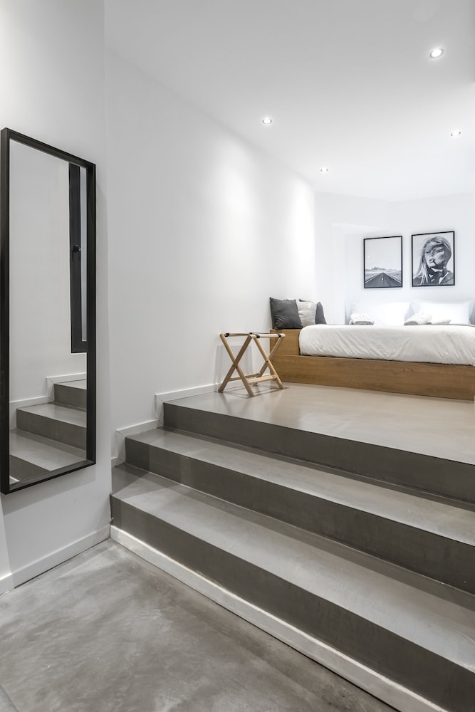 Melo Athens 19