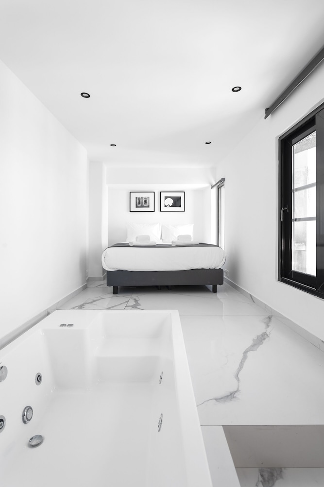 Melo Athens 9