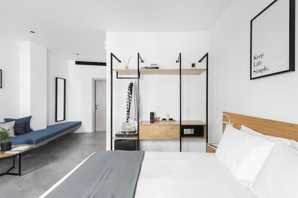 Melo Athens 8