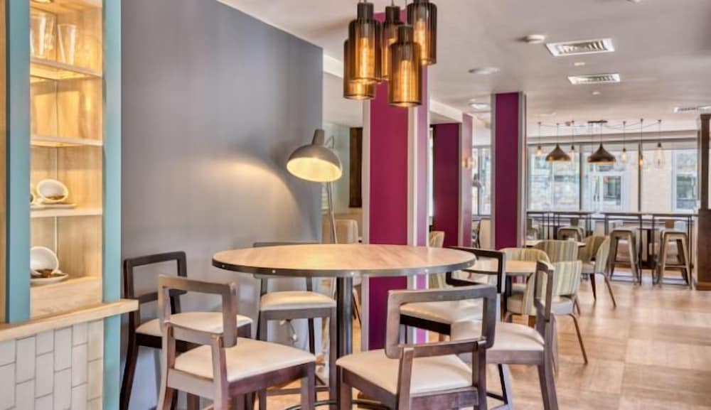 Premier Inn Oxford City Centre (Westgate) Hotel 14