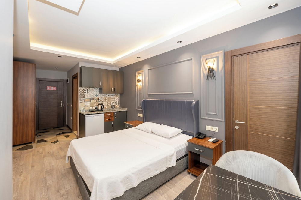 Comfort Suites Hotel 16