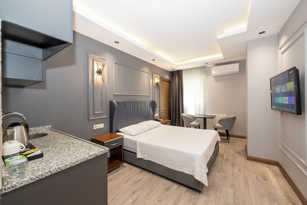 Comfort Suites Hotel 18