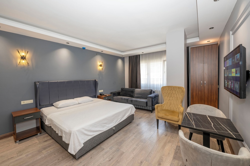 Comfort Suites Hotel 11